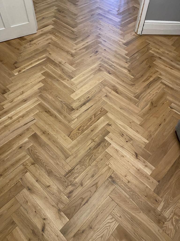 Parket druri herringbone natyral në korridor
