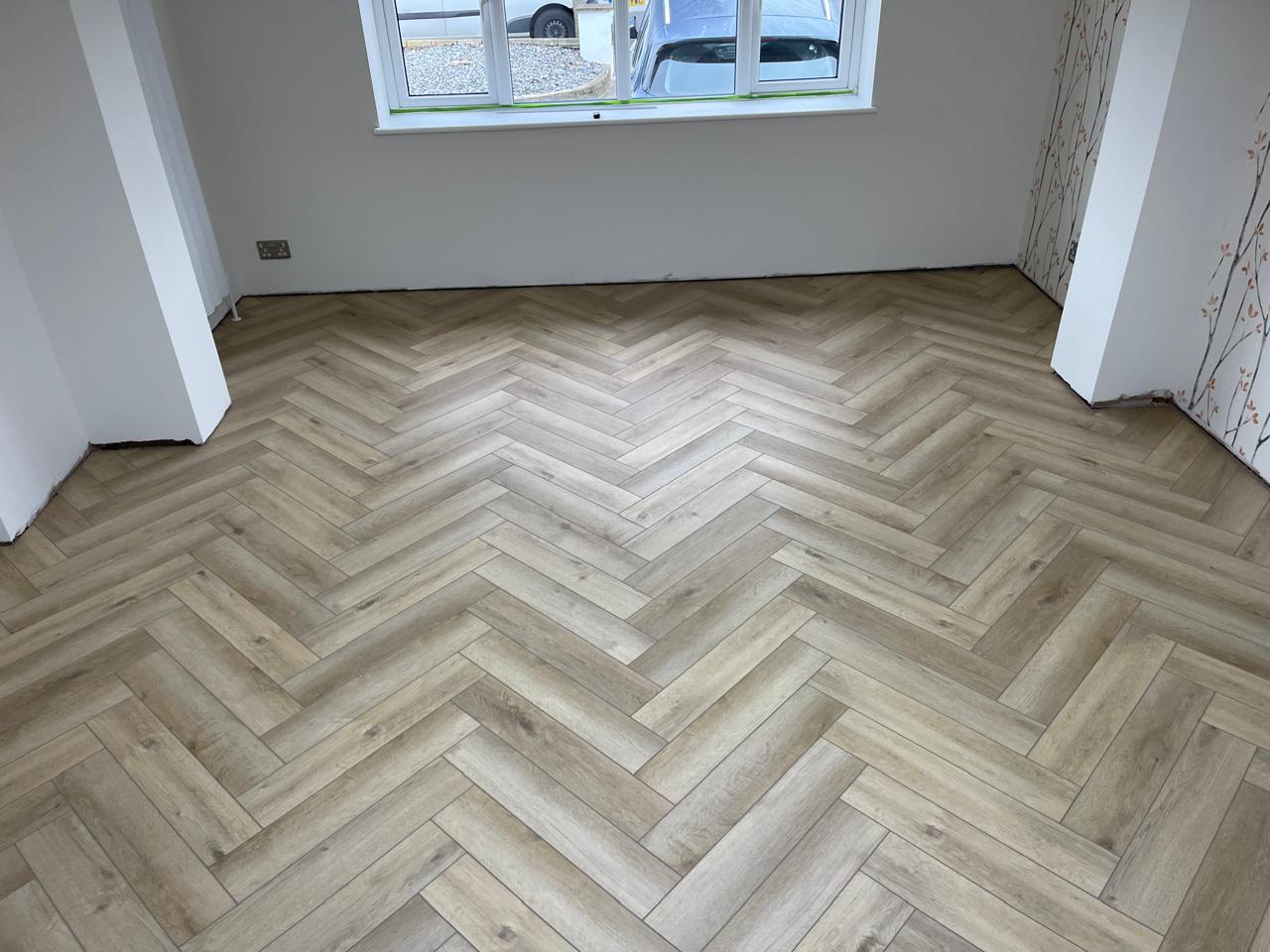 Laminat druri në dhomë bosh gjatë rinovimit