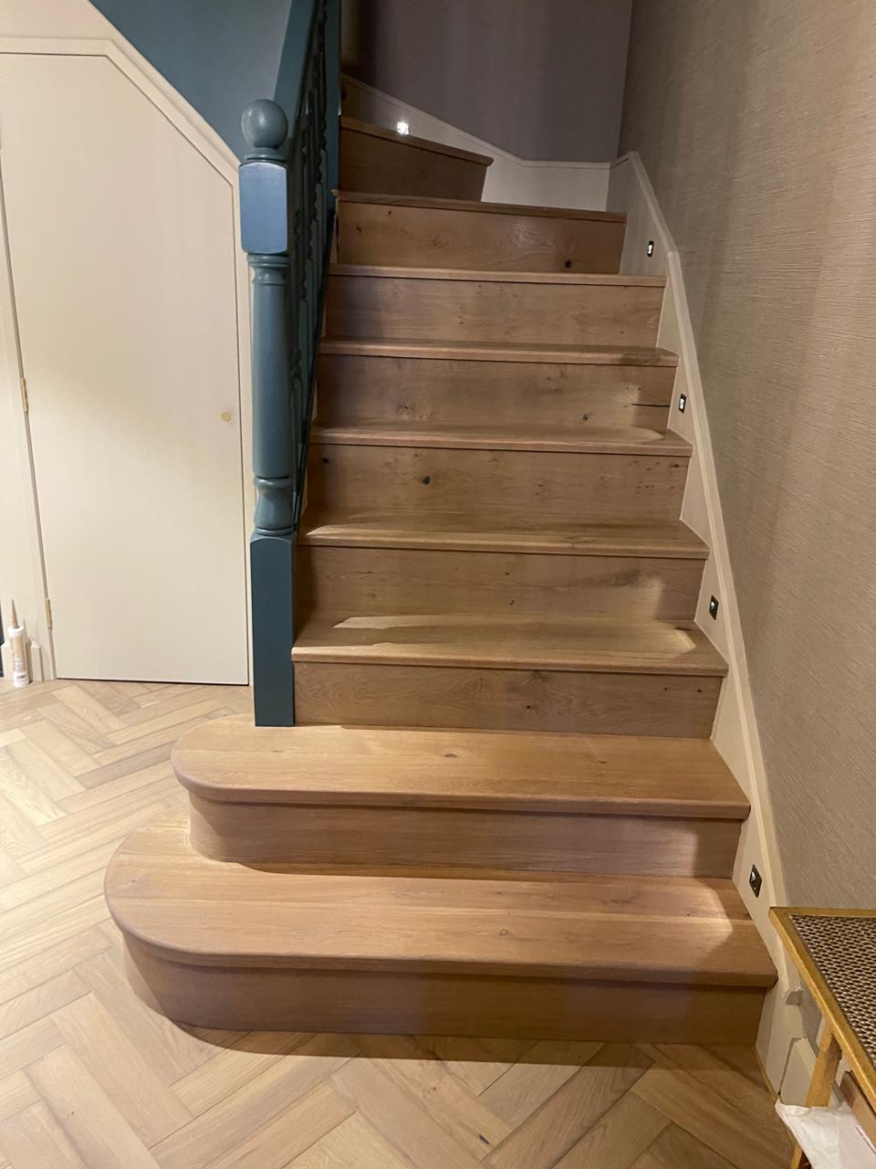 Shkallë lisi me hap bullnose pranë parketit herringbone