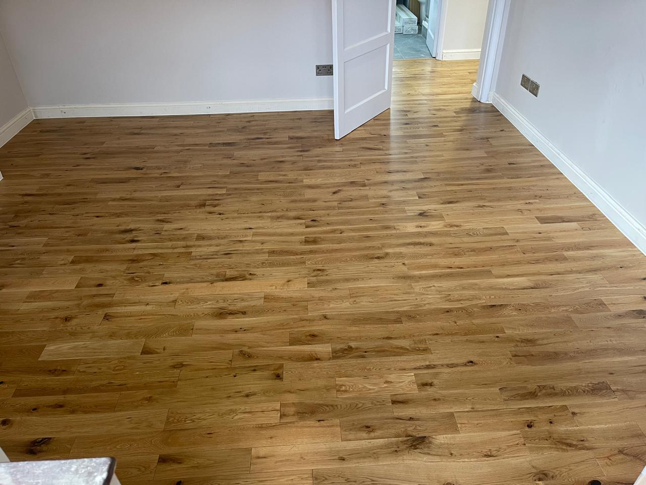 Parket plank i gjerë lisi në hapësirë të hapur