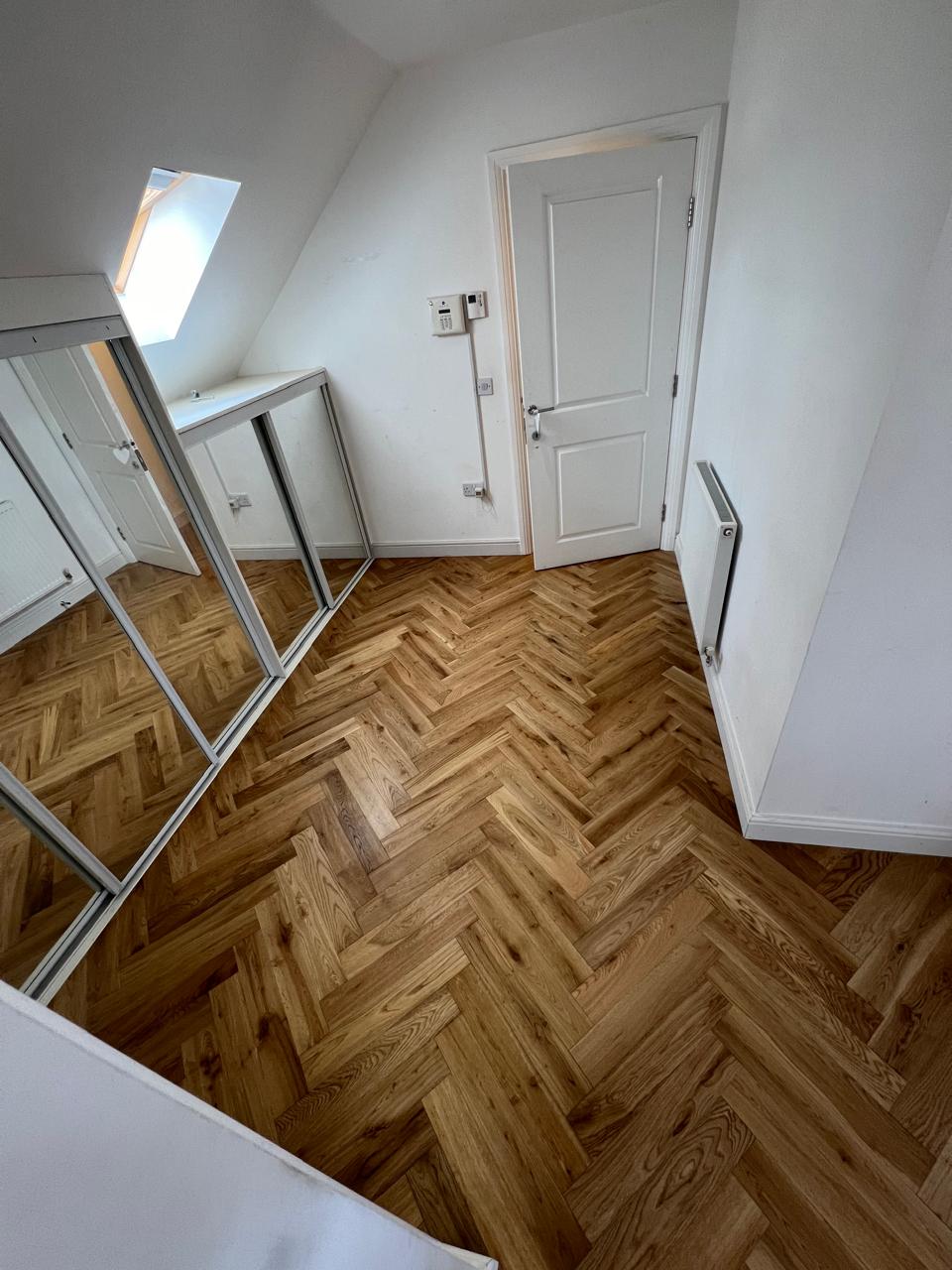 Herringbone lisi në papafingo me dollapë me pasqyrë