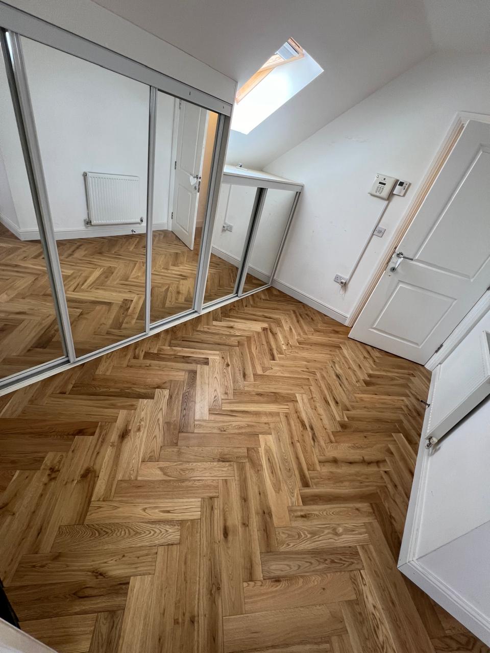 Herringbone lisi në dhomë papafingo me dritare çatie