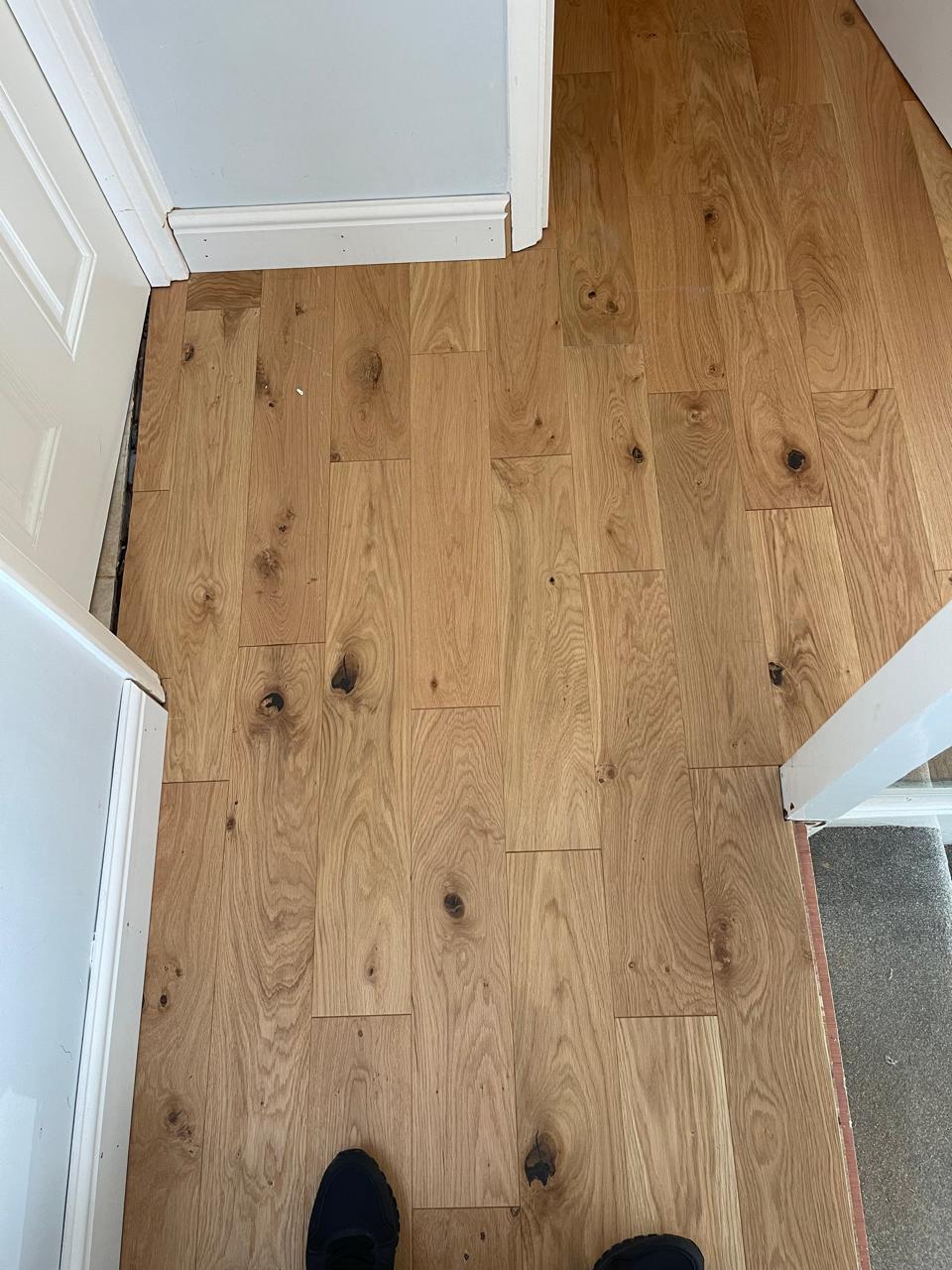 Parket plank lisi natyral në zonën e shkallëve