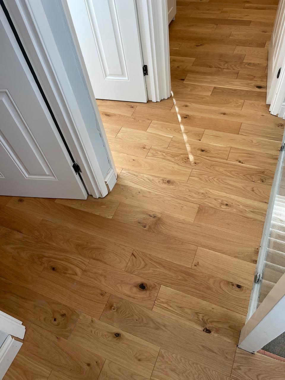 Parket plank lisi në korridor me dritë natyrale