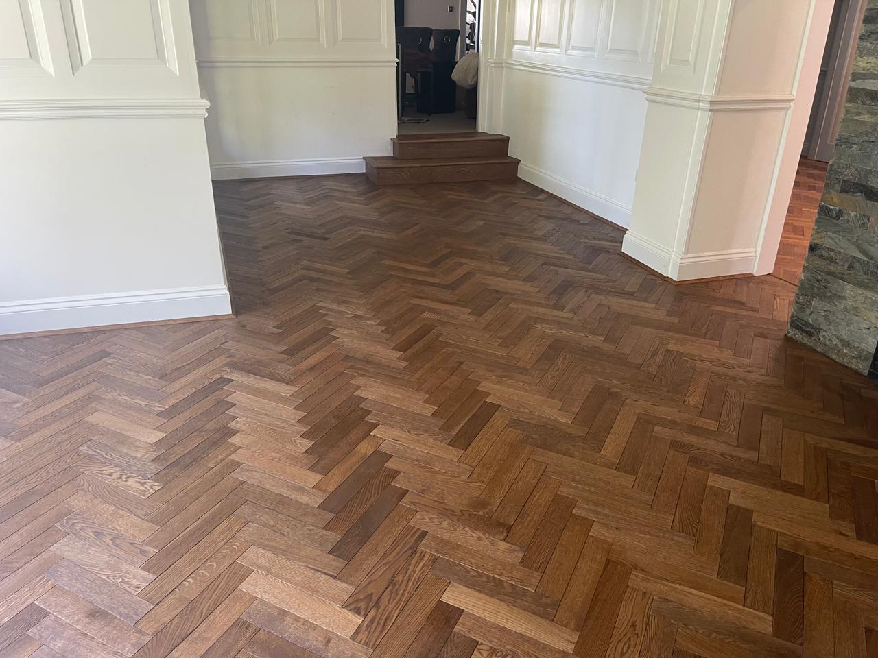 Herringbone i errët në sallon elegant me panele druri