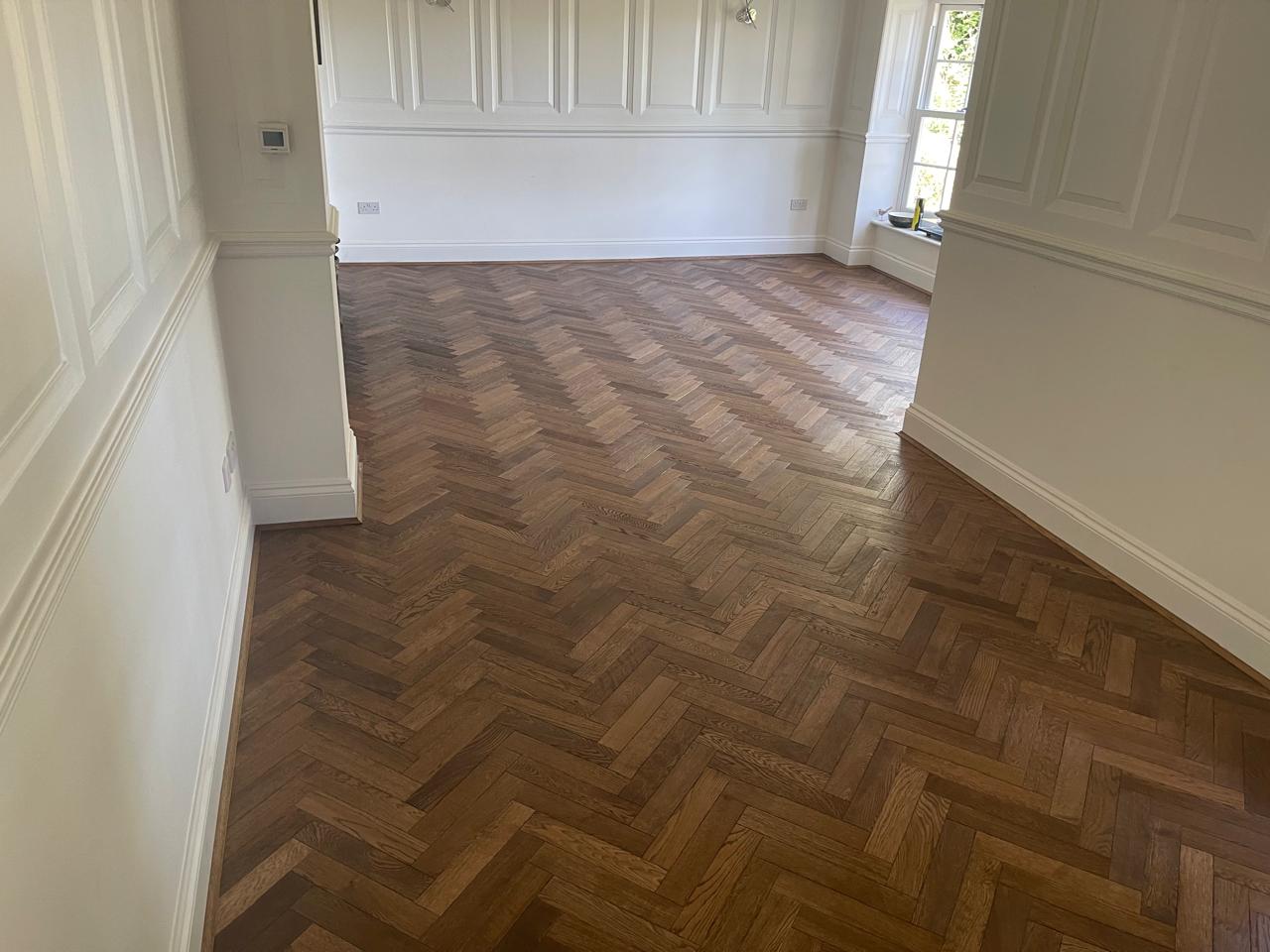 Herringbone i errët në dhomë me lambri dhe panele