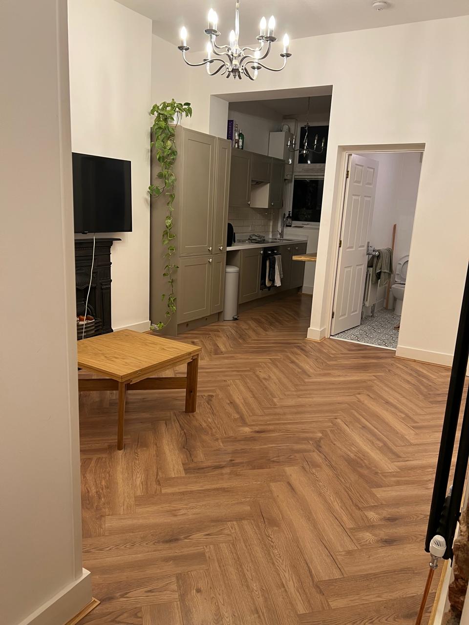Herringbone në sallon dhe kuzhinë open-plan