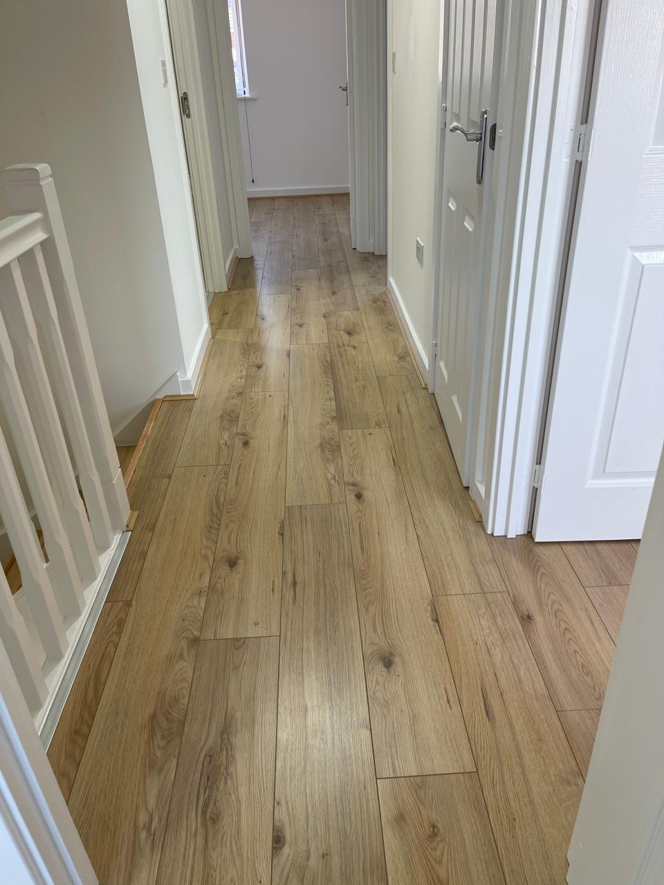 Parket plank lisi në korridorin e katit sipër