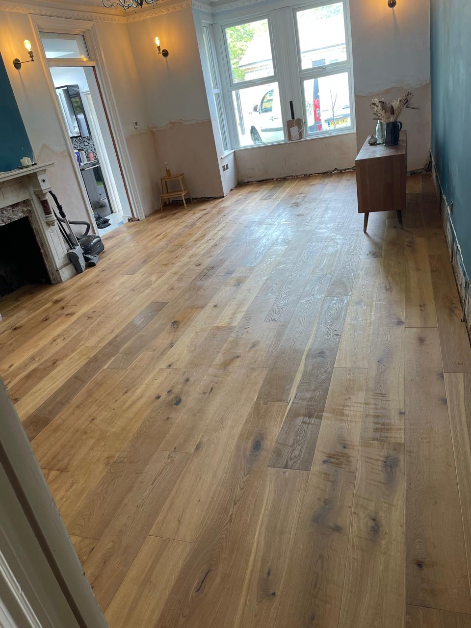 Parket plank lisi i gjerë në sallon viktorian