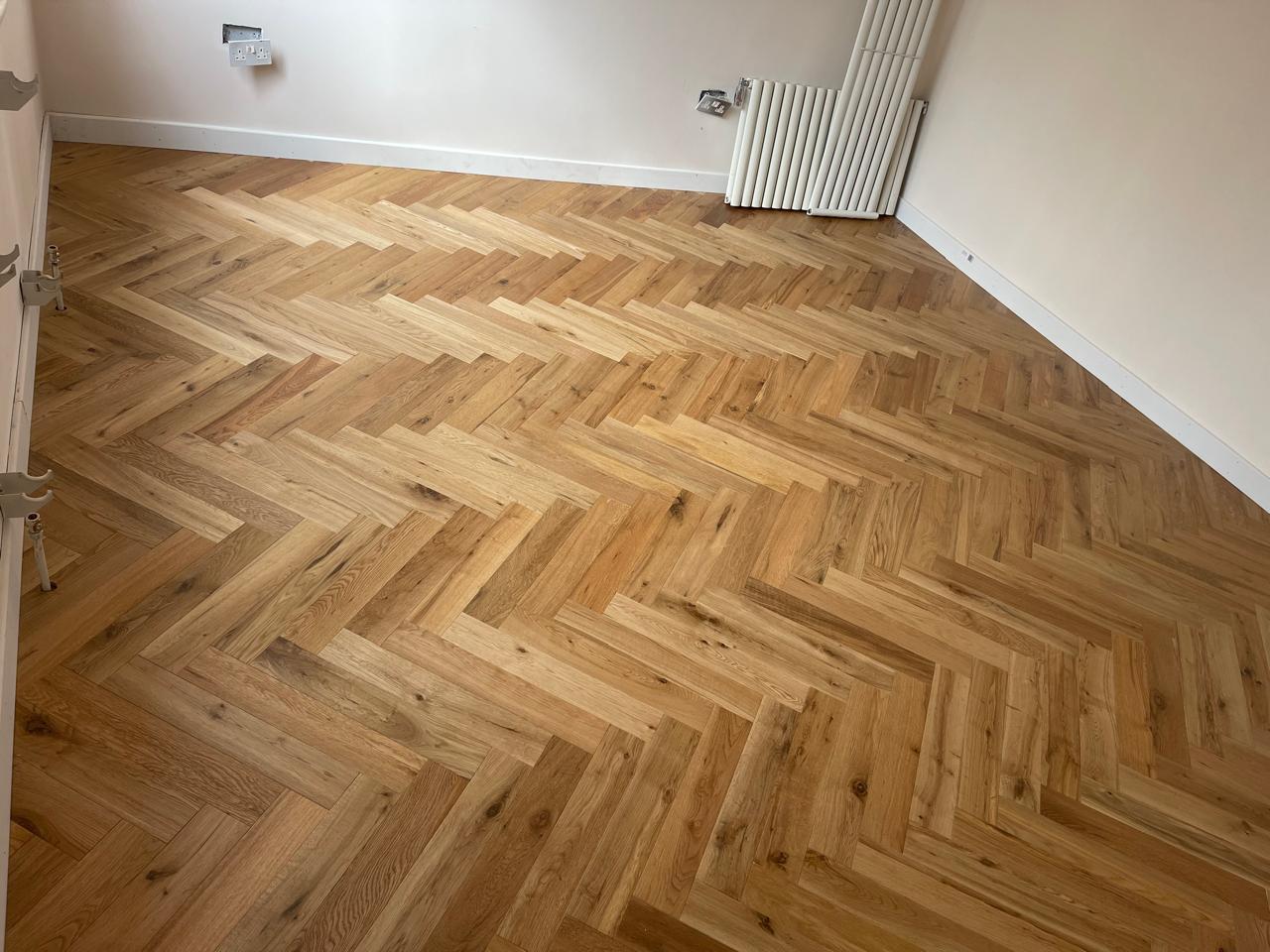 Herringbone lisi rustik në dhomë gjumi
