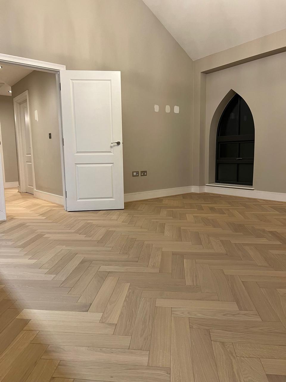 Herringbone lisi i lehtë në dhomë me tavan të lartë