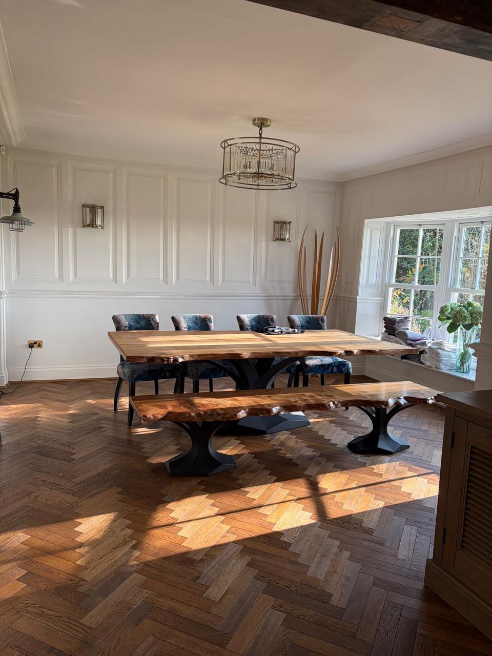 Herringbone në dhomë ngrënieje elegante me panele