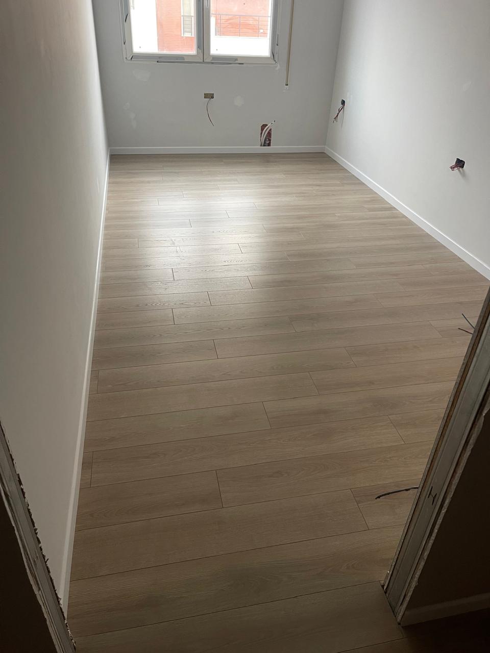 Parket plank lisi i lehtë në dhomë gjatë rinovimit