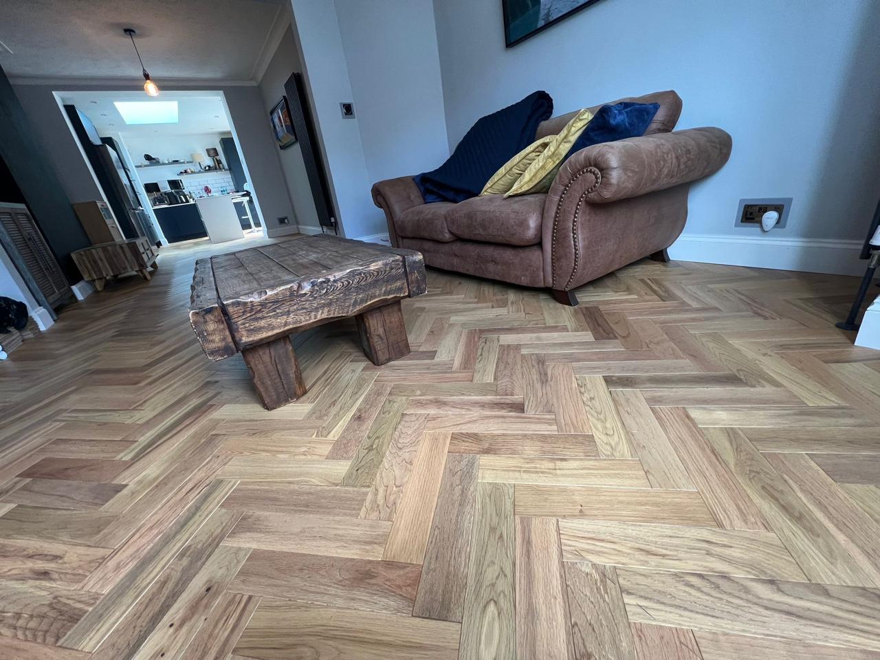 Herringbone lisi në hapësirë banimi open-plan