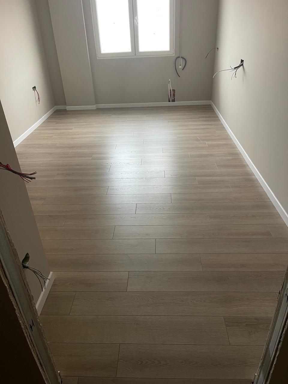 Parket plank lisi i lehtë në dhomë gjumi të re
