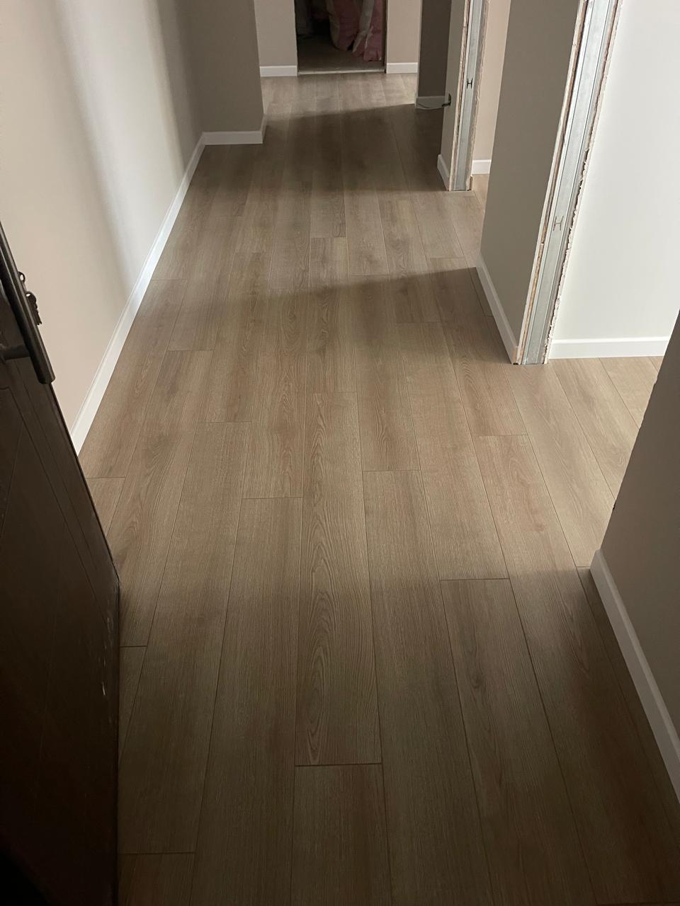 Laminat lisi i lehtë në korridor modern