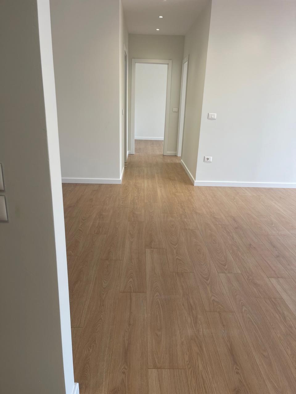 Laminat lisi në korridorin e apartamentit