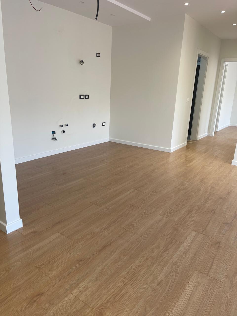 Parket lisi natyral në sallon open-plan