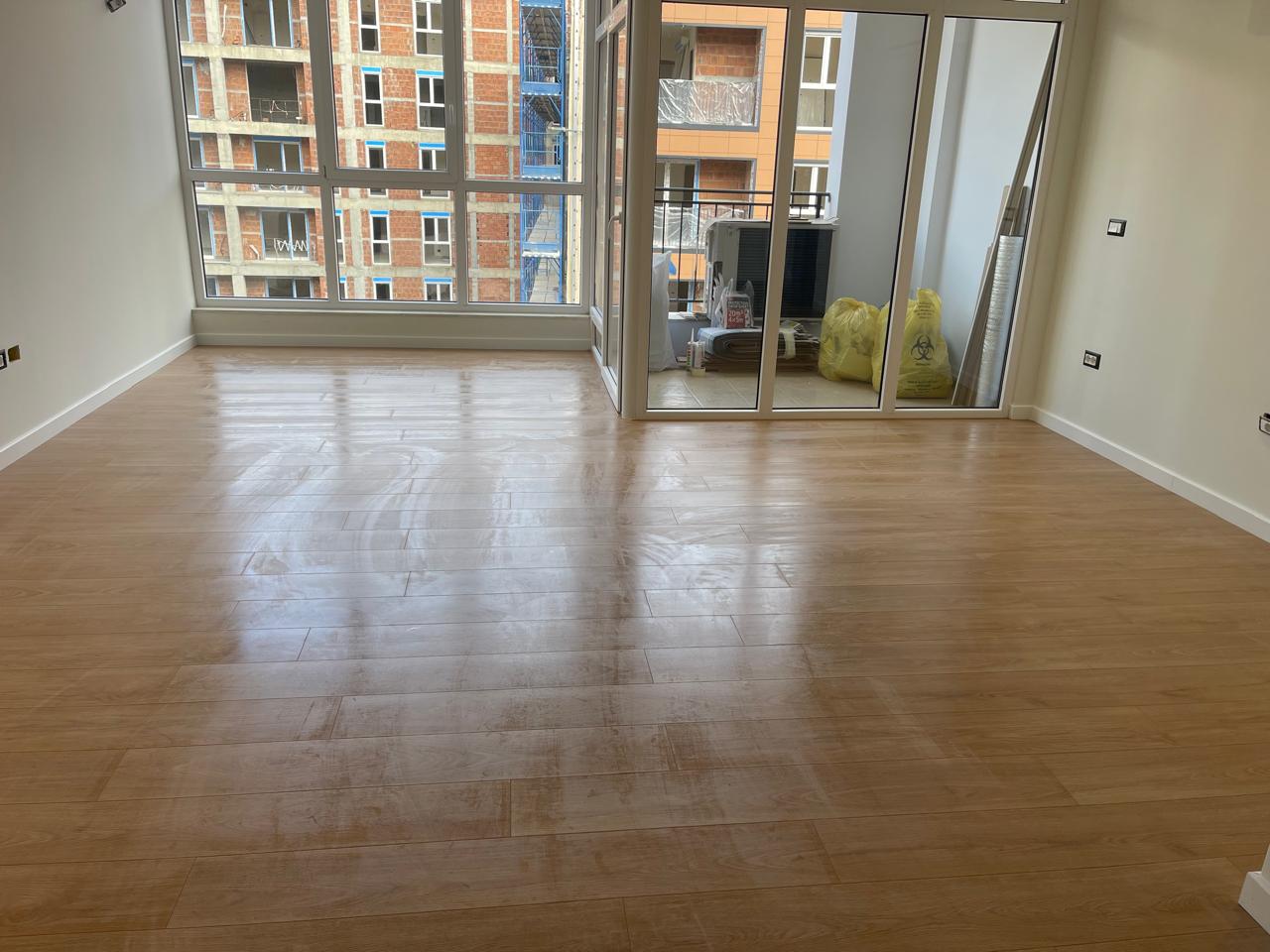 Laminat lisi i lehtë në apartament me pamje ballkoni