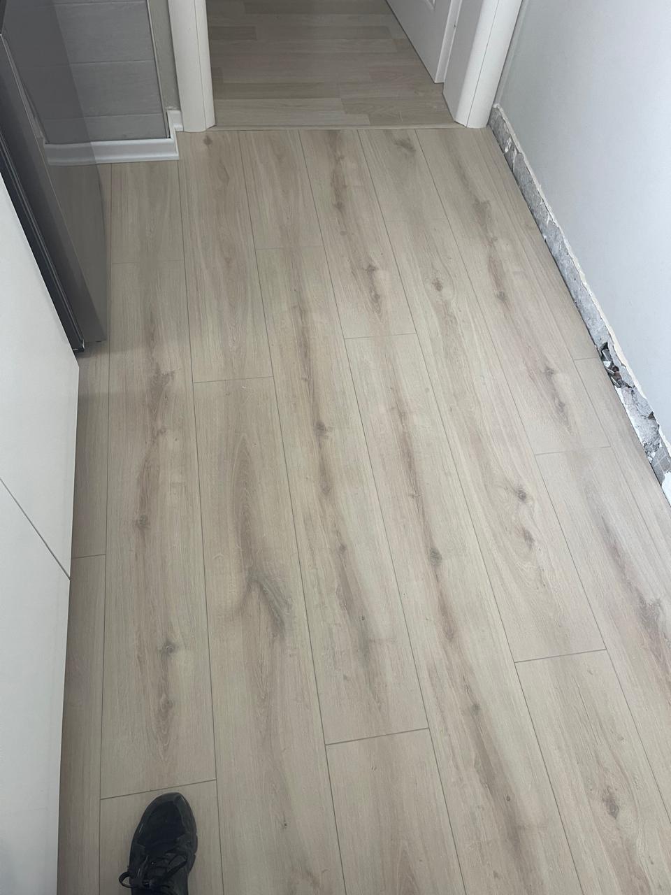 Laminat lisi i lehtë në korridor gjatë ndërtimit